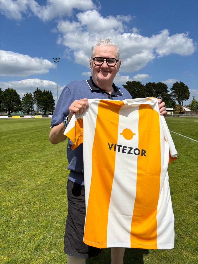 Pierre Ménès avec le maillot Vitezor